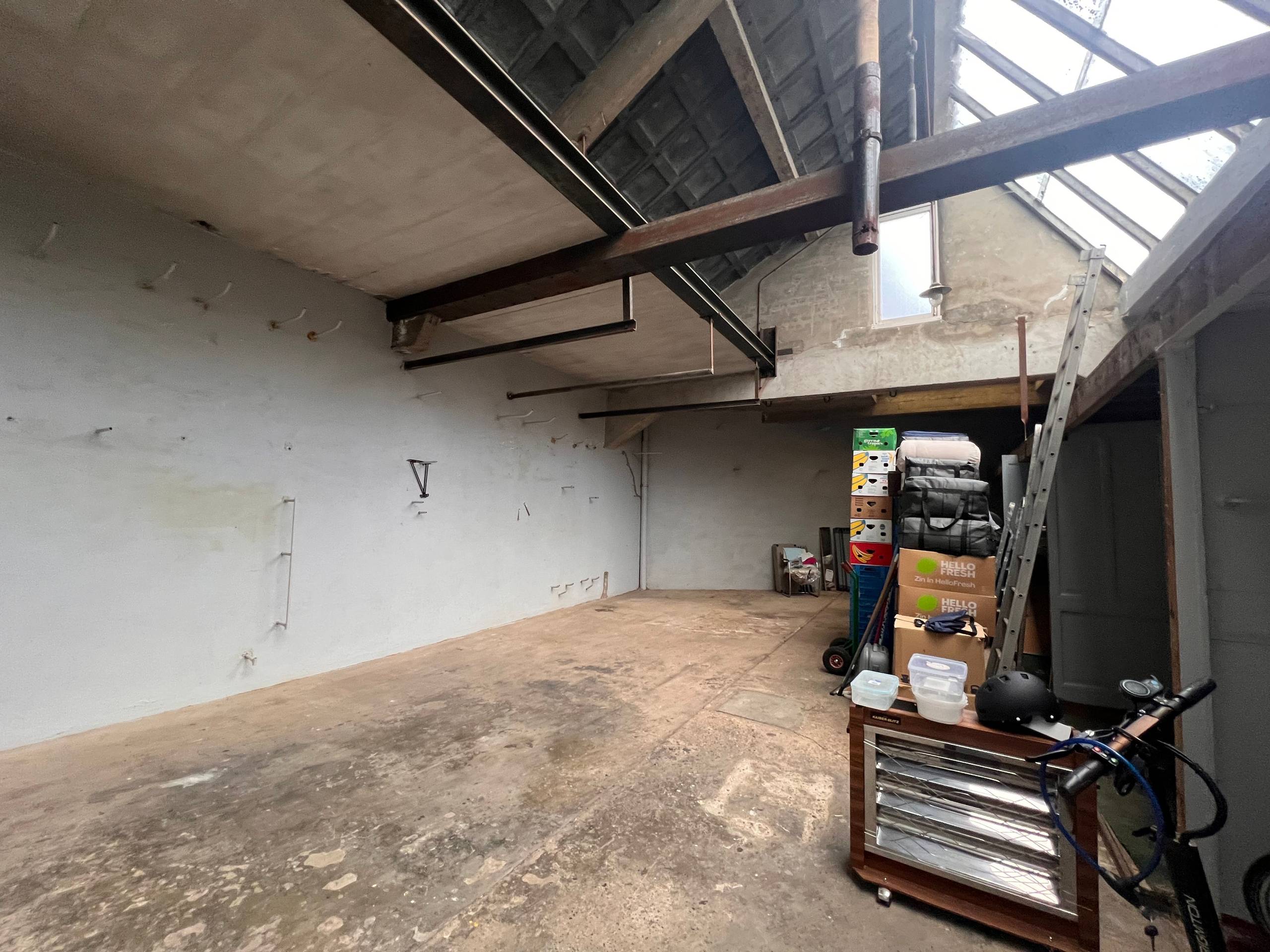 Extra ruime garage + opslagruimte met kelderruimte op gunstige ligging te Blankenberge - foto 3