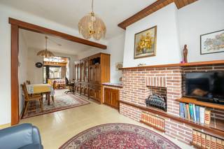 <p>Deze te renoveren<strong> </strong>rijwoning <strong>uit 1930</strong>, gelegen in het <strong>centrum van Edegem</strong>, biedt een uitstekende opportuniteit voor starters of gezinnen die op zoek zijn naar een woning met karakter en renovatiepotentieel. De woning werd doorheen de jaren <strong>steeds goed onderhouden</strong> en vormt een ideale basis om verder te moderniseren naar eigen smaak.</p><p><br /></p><p>Met een <strong>EPC-score D (317 kWh/m²)</strong> is er <strong>géén renovatieplicht</strong>, wat deze woning extra interessant maakt. De <strong>verwarmingsketel werd vernieuwd in 2020</strong>, wat alvast een belangrijke investering is die reeds werd uitgevoerd.</p><p>De woning beschikt over een <strong>mooie oost-georiënteerde tuin</strong>, ideaal om ’s ochtends en overdag van de zon te genieten. Bovendien zijn er <strong>voldoende parkeermogelijkheden in de straat</strong> en is de woning <strong>niet gelegen in overstromingsgevoelig gebied</strong>.</p><p><br /></p><p><strong>Indeling</strong></p><p>Je komt binnen via de <strong>inkomhal</strong>, die toegang geeft tot de <strong>woonkamer</strong>, aansluitend de <strong>eetkamer</strong> en de <strong>keuken</strong>. Naast de keuken bevindt zich de <strong>badkamer</strong>.</p><p>Via de trap bereik je de eerste verdieping met <strong>drie volwaardige slaapkamers</strong> en een <strong>apart toilet</strong>.</p><p>Een vaste trap leidt verder naar de <strong>vierde slaapkamer</strong> en een <strong>zoldergedeelte</strong>, ideaal als extra bergruimte.</p><p><strong>Technische info &amp; renovatie</strong></p><ul><li>Elektrische installatie <strong>niet conform</strong> (richtkost ± <strong>€5.000</strong> om conform te maken)</li><li>EPC D → <strong>geen renovatieverplichting</strong></li></ul><p><strong>Troeven</strong></p><ul><li>Gelegen in <strong>hartje Edegem</strong></li><li>Gezellige rijwoning met karakter (bouwjaar 1930)</li><li><strong>4 volwaardige slaapkamers</strong></li><li><strong>Geen renovatieplicht</strong></li><li>Nieuwe verwarmingsketel (2020)</li><li>Mooie <strong>oost-georiënteerde tuin</strong></li><li>Ideaal voor <strong>starters of renovatieproject</strong></li></ul>