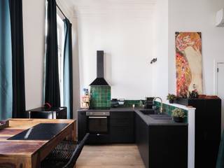 In het Prinsenhof bieden wij deze studio aan, gelegen op het gelijkvloers van de iconische architectenwoning van Joachim Frans Colin (1791)...