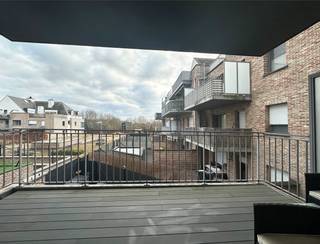 <strong>Mooi 2-slpk appartement in de stijlvolle residentie 't Eyserhof te Wijnegem.</strong><br /><br />Het appartement  is gelegen vlakbij het centrum van Wijnegem.<br />Winkels, scholen, openbaar vervoer en horecazaken bevinden zich op wandelafstand.<br /><br />Het appartement is gelegen op de eerste verdieping met lift en is voorzien van alle hedendaags comfort.<br /><br />We komen binnen via de inkomhal. De open en lichtrijke leefruimte bevindt zich vooraan, samen met de ingerichte open keuken en de wasberging/bijkeuken.<br />Via een grote schuifraam heeft u toegang tot het gezellig terras vooraan.<br /><br />Achteraan het appartement zijn er twee slaapkamers (16,5 m² / 13 m²), een badkamer met inloopdouche en een aparte toiletruimte met handenwasser.<br /><br />Het zuidelijk georiënteerd terras achteraan is toegankelijk via de tweede slaapkamer.<br /><br />Troeven:<br />° Instapklaar en modern appartement<br />° Videofoon<br />° Lift<br />° Gunstige locatie<br />° Garage inbegrepen in huurprijs<br /><br />Heeft u interesse om dit appartement te huren? <br />Stel uzelf snel kandidaat via onze website www.vbvastgoed.be met de groene knop "Ik ben kandidaat".