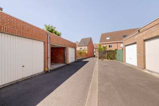 Garagebox te huur in het hartje van Roeselare. Vrij 1/11/2026.<br />Gelegen achter een reeks woningen in een rustige straat (Kattenstraat). Huurovereenkomst voor onbepaalde duur.<br /><br />Afmetingen: 3,00 m op 6,89 m in de garage. <br /><br />PLUSPUNTEN:<br />* CENTRALE LIGGING<br />* ELEKTRICITEIT AANWEZIG