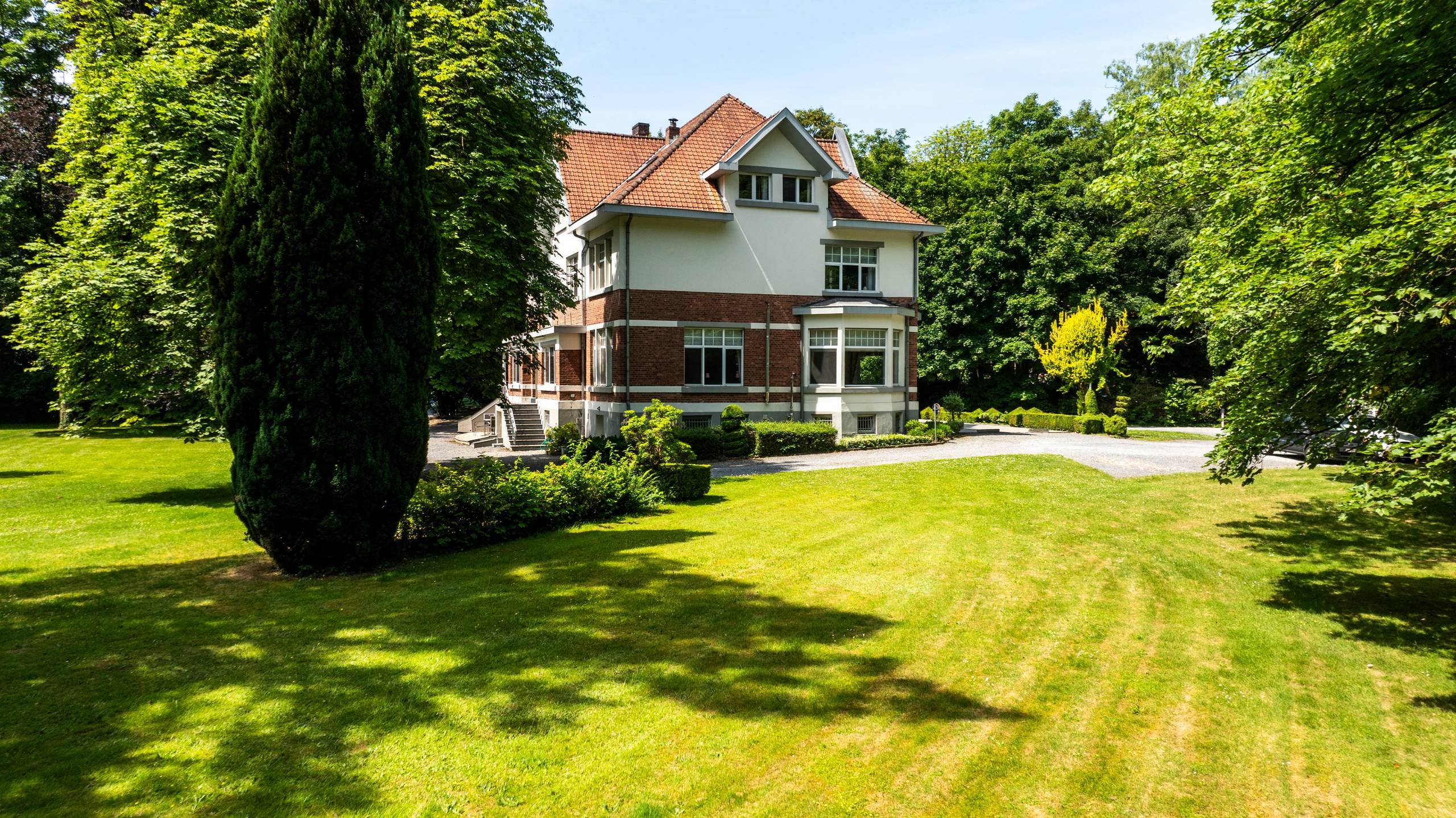 Villa de directeur majestueuse de 711m² située sur un terrain exclusif de 10125m² à Genk. - photo 5