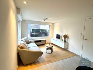 Knap gerenoveerde half open woning met tuin en garage aan de stadsrand in Nieuwpoort. Lichtrijke woonkamer met aansluitend moderne keuken met...