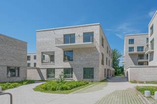 <p>Ben je op zoek naar een ruim, instapklaar nieuwbouwappartement waar rust, comfort en een groene omgeving samenkomen? Dit volledig afgewerkte appartement van 120 m² bevindt zich in een autoluw binnengebied en biedt een aangename woonomgeving, omringd door groen.</p><p>De lichtrijke leefruimte met grote raampartijen zorgt voor een open en ruimtelijk gevoel en sluit naadloos aan op het zonnige terras van 11 m². Dankzij de rustige ligging in het binnengebied geniet je hier elke dag van privacy en een aangenaam groen uitzicht.</p><p>Het appartement beschikt over een moderne open keuken, twee volwaardige slaapkamers, een stijlvolle badkamer en een praktische berging. De kwalitatieve afwerking en doordachte indeling zorgen ervoor dat je zonder zorgen meteen kunt verhuizen.</p><p>Ook op vlak van energie scoort dit appartement uitstekend. De moderne, energiezuinige technieken zorgen voor een aangenaam wooncomfort en een lage energiefactuur, zodat je klaar bent voor de toekomst.</p><p>De centrale ligging vormt een extra troef. Je woont in een rustige, groene omgeving, terwijl winkels, scholen, openbaar vervoer en belangrijke invalswegen zich op korte afstand bevinden.</p><p>Extra comfort wordt voorzien door de ondergrondse parkeergarage. Een ondergrondse autostaanplaats dient afzonderlijk aangekocht te worden, zodat de bovengrondse omgeving volledig groen, veilig en autoluw blijft.</p><p>De verkoop gebeurt deels onder het btw-stelsel en deels onder registratierechten.</p><p>Interesse in dit instapklare nieuwbouwappartement? Contacteer ons voor meer informatie of plan een bezoek ter plaatse.</p>