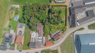 In het landelijke Sint-Lievens-Esse bevindt zich deze ruime en karaktervolle burgerwoning met een uitzonderlijk aanbod aan bijgebouwen. Deze eigendom, waar vroeger een bakkerij gevestigd was, combineert wonen en werken op een unieke manier.<br />De woning beschikt over een royale bewoonbare oppervlakte en wordt aangevuld met achterliggende ateliers van maar liefst ca. 450 m². Ideaal voor zelfstandigen, ambachtslui of wie nood heeft aan uitgebreide opslag- of werkruimte.<br />Indeling gelijkvloers: een lichtrijke woonkamer, extra zithoek, keuken, badkamer, praktische bergruimte en een grote polyvalente ruimte met tal van invullingsmogelijkheden.<br />Op de eerste verdieping bevinden zich vier volwaardige slaapkamers, een nachthal en een ruime zolder. Via een vaste trap bereikt u bovendien een tweede, grote stapelzolder.<br />De woning bevindt zich op een mooi perceel van 29a 20ca, met een aangename tuinzone en een stukje bos. Vanuit de tuin geniet u van een idyllisch uitzicht op de achterliggende velden, wat zorgt voor een oase van rust en privacy.<br />Hoewel de woning een grondige opfrissing vraagt, biedt ze enorm veel potentieel. Dankzij de indeling en de beschikbare ruimte zijn diverse herbestemmingen mogelijk, zoals: kangoeroewoning, combinatie wonen/werken, bed &amp; breakfast of plattelandstoerisme.<br />De ligging is bovendien zeer praktisch, met invalswegen, scholen, winkels en openbaar vervoer in de nabije omgeving.<br />Kortom: een unieke opportuniteit voor wie op zoek is naar ruimte, karakter en tal van mogelijkheden op een rustige, groene locatie.<br />📞 Interesse? Contacteer ons snel voor een bezoek op 0479/91 91 32