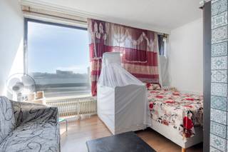 <p>Op zoek naar een instapklare studio in het bruisende Antwerpen? </p><p>Het pand met EPC B (geen renovatieverplichting!) is zowel een ideale starterswoning als een interessant opbrengsteigendom: het wordt momenteel verhuurd aan 770 euro per maand. Zuigericht appartement met enorm veel natuurlijk lichtinval, met uitzicht op de rustige Brialmontlei, vlakbij het Stadspark! </p><p>De studio heeft een toplocatie: het bevindt zich aan de rustige achterkant van het gebouw met een heel mooi uitzicht op de kerk en op wandelafstand van het stadspark en het centraal station. Bovendien is het nabij de kalme wijk Zurgenborg, diverse winkels, het openbaar vervoer en belangrijke uitvalswegen.  </p><p>Deze ruime en lichtrijke studio van 49m² bevindt zich op de 8ste verdieping en heeft een heel mooi uitzicht en is bovendien zuid-gericht. </p><p>De ruime en lichtrijke leefruimte zorgt voor een rustige, met mogelijkheid tot een afgescheiden, hoek om tot rust te komen. Tevens is er een open keuken, die ervoor zorgt dat je verbonden blijft met de lichtrijke leefruimte. Daarnaast is er een aparte badkamer met bad, lavabo en een aansluiting voor de wasmachine. De WC is ook apart, praktisch voor als er bezoekers komen.<br />De ruimtes zijn slim benut, zodat je optimaal kan genieten van elke vierkante meter.</p><p>Momenteel wordt de studio verhuurd aan 770 euro per maand (bruto rendement van 5,4%). Er is volledige vrijheid om de huurprijs te indexeren.</p><p>Het pand is op te frissen, wat betekent dat je mits een kleine investering het volledig naar uw wens kan inrichten. Ideaal voor wie op zoek is naar een eerste eigen stek, een investering of een handige pied-à-terre in de stad.</p><p>Troeven:<br />- EPC= B, dus GEEN renovatieverplichting<br />- de mogelijkheid tot opbrengsteigendom<br />- lichtrijke leefruimte <br />- prachtig uitzicht<br />- de aangename en strategische ligging<br />- De elektriciteit is conform.<br />- 318 euro per kwartaal aan gemeenschappelijke kosten, verwarming en warm water inbegrepen!</p><p>De ligging aan de Plantin en Moretuslei is een echte troef: je zit hier midden in het levendige Antwerpen, met winkels, horeca en openbaar vervoer op wandelafstand. Ook de invalswegen naar de ring en het centrum liggen vlakbij, waardoor je zowel de stad als de omliggende gemeenten makkelijk bereikt.</p><p>Overtuigd? Plan je bezoek in via onze website!</p>