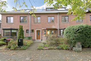 Deze energiezuinige woning is gelegen in de Louis Frarynlaan te Linkeroever, met een vlotte verbinding naar omliggende gemeenten en Antwerpen. <br /><br />Bij het betreden van de woning kom je in de inkomhal met apart gastentoilet. Verderdoor heb je de open leefruimte met veel lichtinval dankzij de lichtstraat en grote raampartijen met schuifraam. De keuken is uitgerust met alle nodige toestellen en vormt het hart van de woning. Via een verborgen kast krijg je toegang tot de droge kelder met nutsvoorzieningen.<br /><br />Op de eerste verdieping bevinden zich twee slaapkamers, de gezellige badkamer met douche én ligbad en lavabomeubel. Deze verdieping heeft ook nog een apart toilet die tevens kan dienen als extra bergruimte met aansluitingen voor een wasmachine. <br /><br />Een extra troef is de tweede verdieping, waar je een ruime, afgewerkte kamer terugvindt. Deze ruimte biedt heel wat mogelijkheden en kan bijvoorbeeld dienen als hobbyruimte, bureau of extra slaapkamer.<br /><br />Buiten geniet je van een tuin van maar liefst 70 m² met tuinhuis en bovendien een private achteruitweg. <br /><br />De woning is bovendien technisch volledig in orde en energiezuinig dankzij de zonnepanelen, thuisbatterij en conformverklaarde elektriciteit!<br /><br />Aarzel niet om ons te contacteren voor deze topper.