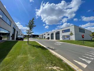 <p>UITZONDERLIJKE VOORWAARDEN!</p><p>Profiteer tijdelijk van uitzonderlijke voorwaarden op de beschikbare KMO-units in Business Park Aero. Een mooie kans om je onderneming te vestigen op een strategische locatie vlak bij de luchthaven van Charleroi.</p><p>KOM LANGS TIJDENS ONZE KOMENDE OPENDEURDAGEN<br />Meer info &amp; data via zabra.be/aero</p><p>Deze ruime KMO-unit van 325 m² ligt in het dynamische Business Park Aero in Charleroi. Dankzij de nabijheid van de E420 en N568 geniet je van een uitstekende bereikbaarheid. De unit biedt verschillende indelingsmogelijkheden en is geschikt voor uiteenlopende KMO-activiteiten.</p><p>Dit mag je verwachten:<br />✅ 325 m² bedrijfsruimte;<br />✅ Strategische ligging vlak bij de luchthaven van Charleroi;<br />✅ Vlotte bereikbaarheid via de E420 en N568;<br />✅ Verschillende indelingsmogelijkheden;<br />✅ Combineerbaar met andere units;<br />✅ Geschikt voor diverse KMO-activiteiten.</p><p>Interesse of een bezoek plannen?<br />Contacteer ons via 📞 +32 472 89 60 18.</p>