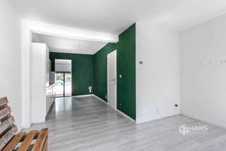 <p><span>Aartselaarstraat 255 - Hoboken</span></p><p><span> </span></p><p><span>Op te frissen woning (119 m²) met 3 slaapkamers en terras in Hoboken</span></p><p><span>In de Aartselaarstraat woon je op een centrale locatie, op de grens van Hoboken en Wilrijk. Winkels, supermarkten, scholen en openbaar vervoer bevinden zich op wandelafstand, terwijl je met de wagen in enkele minuten de belangrijkste invalswegen en de snelweg bereikt. Een praktische ligging met alle dagelijkse voorzieningen binnen handbereik.</span></p><p><span>Deze woning biedt een uitstekende basis voor wie graag zelf de handen uit de mouwen steekt. Dankzij de praktische indeling en de beschikbare oppervlakte creëer je hier een gezellige gezinswoning volledig naar eigen smaak. Bovendien is de elektriciteit conform en zijn de ramen voorzien van dubbele beglazing in hout en PVC.</span></p><p><span>Je komt binnen in de inkom- en traphal. Op het gelijkvloers bevinden zich een polyvalente ruimte/slaapkamer van 14 m², een ruime wasplaats van 8 m² en helemaal achteraan de badkamer van 8 m², uitgerust met een ligbad, lavabomeubel en toilet.</span></p><p><span>Op de eerste verdieping vind je een apart gastentoilet in de hal en verder de leefruimte met open keuken, samen goed voor een oppervlakte van circa 25 m². Achteraan bevindt zich nog een extra, lichtrijke ruimte van 10 m², ideaal als eetkamer, bureau of gezellige zithoek. Van hieruit heb je toegang tot het noord-georiënteerde terras van ca. 20m².</span></p><p><span>De bovenverdieping omvat nog twee slaapkamers van 8 m² en 12 m².</span></p><p><span>Tot slot beschikt de woning nog over een praktische kelder, ideaal als extra bergruimte.</span></p><p><span>Ben je op zoek naar een betaalbare woning met veel potentieel, die je volledig naar eigen smaak kan renoveren? Mis deze kans niet! Bewoonbare opp. 119 m² – ref.: bruto vloeropp. Voor meer info of een gratis schatting surf naar </span><span><span>www.hansimmo.be</span></span></p><p><span> </span></p>
