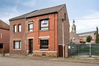 <blockquote>
<p><u><strong>Ruime, op te frissen gezinswoning met 4 slaapkamers en knusse tuin in het gezellige Vlijtingen, Riemst</strong></u><br /><br />Ben je op zoek naar een ruime woning met karakter, een fijne ligging én vooral heel wat mogelijkheden om er helemaal je eigen thuis van te maken?<br />Dan is deze charmante halfopen bebouwing in het gezellige Vlijtingen absoluut het ontdekken waard.<br /><br />De woning vraagt nog om renovatie en modernisering, maar net daarin schuilt haar grootste troef: je krijgt hier de ruimte en vrijheid om alles stap voor stap af te werken volgens je eigen smaak, wensen en budget.<br /><br /><strong>Rustig wonen, vlak bij alles</strong><br /><br />De woning ligt in het hart van Vlijtingen, een aangenaam dorp binnen de gemeente Riemst waar rust, gezelligheid en een warm dorpsgevoel samenkomen.<br /><br />Winkels, scholen en belangrijke verbindingswegen bevinden zich op korte afstand. Ook de Nederlandse grens en het bruisende Maastricht zijn vlot bereikbaar. Voor gezinnen is de speeltuin vlak om de hoek bovendien een fijne extra troef.<br /><br /><strong>Een karaktervolle woning klaar voor een nieuw hoofdstuk</strong><br /><br />Bij het binnenkomen vallen meteen de hoge plafonds en het aangename ruimtegevoel op. De woning beschikt over een charmante, authentieke basis en biedt tal van mogelijkheden voor wie graag zelf de handen uit de mouwen steekt of een woning volledig naar eigen smaak wil renoveren.<br /><br />Denk aan een eigentijdse keuken, een nieuwe badkamer, frisse afwerkingen en een interieur dat helemaal bij jou past. Geen kant-en-klare standaardwoning, maar een huis waarin je je eigen keuzes kunt maken en echt iets persoonlijks kunt creëren.<br /><br />Bovendien geldt er dankzij het EPC-label D geen renovatieverplichting, waardoor je de werken op je eigen tempo kunt plannen.<br /><br /><strong>Verrassend ruim ingedeeld</strong><br /><br />Op het gelijkvloers kom je binnen via de ruime inkomhal met vaste trap naar de eerste verdieping.<br /><br />De lichtrijke woonkamer sluit aan op de keuken en eetruimte. Samen vormen ze een royale leefzone met voldoende plaats om gezellig te tafelen, te ontspannen en tijd door te brengen met familie en vrienden.<br /><br />Achter de keuken bevindt zich de badkamer, die nog volledig dient te worden ingericht. Een mooie kans om deze ruimte meteen praktisch en eigentijds vorm te geven.<br /><br />Op de eerste verdieping bevinden zich drie volwaardige slaapkamers. De tweede verdieping werd ingericht als vierde slaapkamer, maar kan uiteraard ook dienstdoen als bureau, hobbyruimte, speelkamer of logeerkamer.<br /><br />Daarnaast is de woning gedeeltelijk onderkelderd, wat zorgt voor handige extra opslagruimte.<br /><br /><strong>Een knusse tuin om van te genieten</strong><br /><br />Ook buiten is het aangenaam vertoeven. De knusse tuin vormt een fijne plek om te ontspannen, te barbecueën of van de zon te genieten, zonder dat je uren aan tuinonderhoud kwijt bent.<br /><br />De ruime tuinberging biedt bovendien voldoende plaats voor fietsen, tuinmateriaal en andere spullen.<br /><br /><strong>Waarom je deze woning niet mag missen</strong><br /><br />+ Vier slaapkamers<br />+ Lichtrijke en ruime leefruimtes<br />+ Hoge plafonds en een karaktervolle uitstraling<br />+ Gezellige tuin met ruime tuinberging<br />+ Geen renovatieverplichting (EPC-label D: 307 kWh/m² per jaar)<br />+ Parkeergelegenheid voor de deur<br />+ Speeltuin vlak om de hoek<br />+ Veel mogelijkheden om de woning naar eigen smaak in te richten<br /><br />Kortom: een betaalbare en verrassend ruime woning voor wie niet op zoek is naar een afgewerkt huis, maar naar een plek met karakter en potentieel die je helemaal naar je eigen hand kunt zetten.<br /><br />Ideaal voor starters, jonge gezinnen of handige renovatieliefhebbers die dromen van een woning die écht van hen wordt.<br /><br />Kom zelf de ruimte en mogelijkheden ontdekken tijdens een bezoek en contacteer ons via 089 23 44 22 of info@immoverslegers.be.<br /><br /><strong>Nieuwsgierig naar 'Mheer'? :)</strong><br />Klik op ‘Virtuele tour’ en bekijk de video van de woning. <br />Zo krijg je meteen een beter gevoel bij de ruimtes, indeling en mogelijkheden van deze te renoveren gezinswoning!<br />( https://youtube.com/shorts/t1gFZ3VIyxg )</p>
</blockquote>