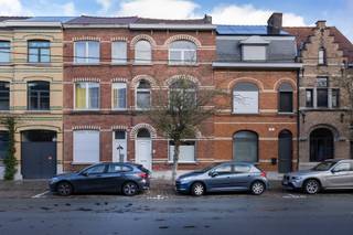 In de www.elzaslaan31.be (url kopiëren en plakken indien doorklikken niet lukt) in Kortrijk stellen we jou graag deze toffe woning voor.  Een interessante ligging, veel ruimte, 4 slaapkamers, een goed EPC, een grote tuin, een gezellige leefruimte, ... Allemaal kenmerken die het aangenaam wonen maken in de Filips van de Elzaslaan 31 in Kortrijk! <br /><br />HOMERUN: Op zondag 7 december ben je van harte welkom op de Homerun van deze woning. Via www.elzaslaan31.be kan je een afspraak inplannen. Eveneens via de website verneem je veel meer, zoals een uitgebreide omschrijving, foto's, 360° rondgang, documenten, … <br /><br />KICK-OFF PRIJS: De vermelde prijs is een Kick-Off prijs waarop een eenmalig bod kan uitgebracht worden (zowel boven als onder de Kick-Off prijs). Dankzij het kwaliteitslabel van Henry Houser ben je zeker dat de biedingen correct verlopen zonder dat er een opbodspel gehouden wordt! Over de transparante procedure is alles te lezen op de website van de woning. <br /><br />EXTRA BEZOEK: Mocht je op 7 december niet vrij zijn, geef dan gerust een belletje om een afspraak in te plannen op een ander moment. En wees gerust ... iedereen, van de eerste tot de laatste bezoeker, heeft evenveel kans om een eenmalig bod uit te brengen! <br /><br />Groeten, Hendrik van Henry Houser.