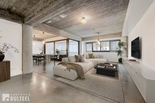 Dit modern, industrieel afgewerkte appartement met twee slaapkamers combineert strak design met comfortabel wonen. Volledig vernieuwd in 2018 en...