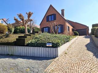 Deze karaktervolle villa, gelegen op een prachtig perceel van 9a 35ca, combineert charme, ruimte en een schitterende tuin met een...