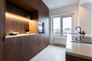 Dit prachtige appartement met twee slaapkamers bevindt zich op de eerste verdieping van een volledig gerenoveerd gebouw. De renovatie heeft gezorgd voor hoogwaardige afwerkingen en materialen, waardoor het appartement een eigentijdse uitstraling heeft gekregen. <br /><br />Bij binnenkomst via de inkomhal valt meteen de ruime en doordachte indeling op. Aan de linkerkant ligt de lichte woonkamer, die naadloos overgaat in een moderne open keuken, volledig uitgerust met comfortabele inbouwtoestellen en een extra berging. Vanuit de hal is ook de stijlvolle badkamer bereikbaar, voorzien van een inloopdouche en een meubel met dubbele wastafels. Daarnaast is er een apart toilet en zijn er twee slaapkamers, waarvan één directe toegang biedt tot een gezellig terras. <br /><br />De ligging in Wilrijk is ideaal, met alle voorzieningen binnen handbereik. Winkels, restaurants, scholen en openbaar vervoer zijn allemaal in de buurt, waardoor het leven in dit appartement zeer comfortabel en gemakkelijk is. Kortom, dit gerenoveerde appartement in Wilrijk biedt een standaard van luxe en comfort die moeilijk te evenaren is. Met veel ruimte, hoogwaardige afwerkingen en een ideale ligging, is dit de perfecte plek om te wonen. <br /><br />Neem vandaag nog contact op met One vastgoed +32 3 360 85 30 om een bezichtiging te plannen!