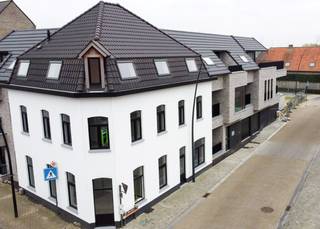 Hoekappartement op de eerste verdieping in de nieuwbouw residentie "De Rembrandt". Gebouwd met oog voor detail en comfort. <br />Bij de afwerking van de appartementen werd gekozen voor de meest kwalitatieve en tijdloze materialen waardoor stijl en klasse naadloos in elkaar vloeien.<br /><br />Deze centraal gelegen residentie biedt een vlotte verbinding naar o.a. het centrum van Wielsbeke, Oostrozebeke en Waregem. Gelegen vlakbij de oude Leie arm aan het vernieuwde OC Den Aert. Een ideale uitvalbasis voor wandel- en fietsplezier.<br /><br />Indeling: Er is een ruime inkomhal die toegang geeft tot een aparte berging, de leefruimte, de open keuken en het terras. Via de open keuken heb je overigens toegang tot een tweede bergruimte/wasruimte. Daarnaast is er ook een ruime nachthal die toegang geeft tot het toilet, de badkamer en de twee slaapkamers. De badkamer bestaat uit een douche, een ligbad en een dubbele lavabo.<br /><br />Aangenaam terras dat zich situeert langs de St.Bavostraat.<br /><br />De bewoonbare oppervlakte bedraagt 128 m². De oppervlakte van het terras bedraagt 7,50 m².<br /><br />Vanuit de garage zijn de private bergingen, inkomhal en lift bereikbaar. Eens binnen geparkeerd hoeft u niet meer naar buiten.<br /><br />E-peil 30 (50% vrijstelling van onroerende voorheffing gedurende 5 jaar).<br /><br />Centrale verwarming op aardgas.<br /><br />Overal vloerverwarming met apart regelbare circuits per ruimte.<br /><br />De parking achteraan (komende vanuit de Vlasstraat) volledig nieuw aangelegd met openbare parkeerplaatsen en groen.<br /><br />Opsplitsing prijs: Grondwaarde 57.645 EUR EUR - Constructie 267.355 EUR<br />6 % BTW mogelijk.<br /><br />Alle bedragen zijn exclusief garages, bergingen en kosten. Garage (25.000 EUR) en berging (5.600 EUR) mogelijk mee aan te kopen. Er is nog één extra grote garage beschikbaar (28.200 EUR)