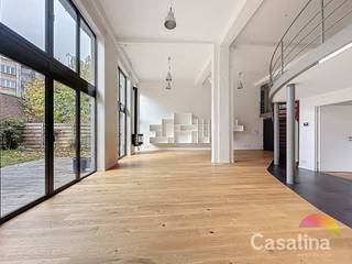 Casalina Real Estate biedt u exclusief te huur – Prachtige loft van 281 m² bewoonbare oppervlakte (EPC C – 121 kWh/m².jr) gelegen in het hart van...