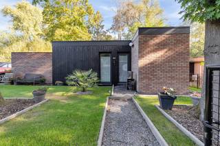 <span><strong>Instapklare vakantiewoning uit 2024 midden in het groen van Sunclass Sonnevijver</strong></span><br /><br /><em><strong>Een eigen plek om te vertragen, ontspannen en genieten van de natuur</strong></em><br /><br />Even weg van de dagelijkse drukte en thuiskomen op een plek waar rust en natuur centraal staan? Op het groene vakantiepark Sunclass Sonnevijver in Rekem bevindt zich deze recente en instapklare vakantiewoning B70. De woning werd gebouwd in 2024, is volledig gelijkvloers ingericht en bevindt zich op een perceel van 3a 20ca. Met twee slaapkamers, een aangename leefruimte en een eigen terras is dit een heerlijke uitvalsbasis voor wie op zoek is naar een tweede verblijf waar ontspanning vanzelfsprekend wordt.<br /><br /><strong>Wonen en ontspannen op één niveau</strong><br />De vakantiewoning werd praktisch en comfortabel ingedeeld en is volledig gelijkvloers.<br /><br />Via de inkomhal bereikt u het afzonderlijke toilet en de praktische berging. Verder beschikt de woning over een gezellige woonkamer en keuken.<br /><br />Er zijn twee slaapkamers van elk circa 9 m², waardoor er voldoende ruimte is om met het gezin, kinderen of gasten te verblijven. De badkamer is voorzien van een lavabo en een comfortabele inloopdouche.<br /><br />Het terras vormt een aangename verlenging van de woning: een fijne plek om 's morgens rustig van een kop koffie te genieten, buiten te eten of simpelweg te ontspannen in de groene omgeving.<br /><br /><strong>Vakantiegevoel tussen bossen en vijvers</strong><br />Het is vooral de omgeving die van deze woning een bijzondere plek maakt.<br /><br />Sunclass Sonnevijver ligt verscholen in het groen van Rekem en vormt een rustige uitvalsbasis voor liefhebbers van natuur, wandelen en fietsen. Op het domein zelf bevinden zich onder meer een zwemvijver, visvijver en speeltuin. De bungalows zijn privé-eigendom en het domein is niet toegankelijk voor dagjestoeristen, wat bijdraagt aan het rustige karakter van het park.<br /><br />Wie graag de omgeving verkent, hoeft bovendien niet ver te zoeken. Het Nationaal Park Hoge Kempen ligt vlakbij en is vanuit Lanaken onder meer toegankelijk via toegangspoort Pietersheim, met tal van bewegwijzerde wandelroutes door bossen, heide en gevarieerde landschappen.<br /><br />Ook het historische Oud-Rekem ligt in de nabije omgeving. Van hieruit kan u het RivierPark Maasvallei ontdekken met verschillende wandelroutes langs de Maas, natuurgebieden en de historische dorpskern.<br /><br />En wie natuur graag afwisselt met een dagje stad, bereikt Maastricht (Nederland) in ongeveer een kwartier met de wagen. Ook de aansluiting met de E314 is vlot bereikbaar, vanuit Rekem ligt de autosnelweg op ongeveer 5 km.<br /><br />Zo combineert u hier het beste van twee werelden: de rust van een groene vakantieomgeving met tal van uitstapmogelijkheden binnen handbereik.<br /><br /><strong>Erfpacht en bijkomende kosten</strong><br />De grond is verbonden aan een erfpachtrecht dat loopt tot 31 december 2077.<br /><br />Aan het verblijf op het domein zijn daarnaast jaarlijkse kosten verbonden, waaronder onder meer de erfpachtcanon, beheersvergoeding, gemeentelijke lasten en verbruikskosten. <br />Een overzicht hiervan kan op aanvraag bezorgd worden.  <br /><br />De definitieve fiscale en notariële afrekening wordt steeds door de behandelende notaris opgemaakt. De verkoop geschiedt onder 12% registratierechten, ook zal het erfpachtcanon pro rata worden berekend tussen verkoper en koper. <br /><br /><strong>Een eigen vakantieverblijf én een interessante investeringsmogelijkheid</strong><br />Deze vakantiewoning biedt niet alleen een heerlijke plek om zelf tot rust te komen, maar kan ook interessant zijn voor wie op zoek is naar een investering in recreatief vastgoed.<br />Dankzij de ligging op het groene domein Sunclass Sonnevijver, vlak bij het Nationaal Park Hoge Kempen en Maastricht, vormt de woning een aantrekkelijke uitvalsbasis voor vakantiegangers die willen genieten van natuur, ontspanning en tal van uitstapmogelijkheden.<br /><br />De verhuur van vakantiewoningen op het domein verloopt via Special Stays, een professionele verhuurpartner die eigenaars ondersteunt bij de toeristische exploitatie van hun eigendom. Zij verzorgen onder meer de online promotie, het reservatiebeheer, de communicatie met gasten en de organisatie van praktische diensten zoals schoonmaak en sleutelbeheer.<br />Hierdoor kan u als eigenaar genieten van mogelijke huurinkomsten, zonder zelf de volledige verhuurorganisatie op u te moeten nemen.<br /><br />Special Stays werkt met een beheervergoeding van 35% van de bruto huuromzet, exclusief eventuele btw. Bijkomende eigenaarskosten blijven afzonderlijk van toepassing.<br />Wenst u meer informatie over de verhuurmogelijkheden, de bijhorende kosten of het potentiële rendement? Wij bezorgen u hierover graag bijkomende informatie.<br /><br /><strong>Een plek waar het vakantiegevoel nooit ver weg is</strong><br />Of u nu houdt van lange wandelingen door het bos, fietstochten door Limburg, een zomerse dag aan het water of gewoon even helemaal niets doen op uw eigen terras: B70 biedt u een eigen plek om te ontsnappen aan de dagelijkse drukte.<br /><br />De combinatie van het recente bouwjaar, de volledig gelijkvloerse indeling, twee slaapkamers en de uitzonderlijk groene omgeving maakt deze vakantiewoning beslist een bezoek waard.<br /><br />Wenst u graag bijkomende informatie of wilt u zelf de rust en sfeer van deze vakantiewoning komen ontdekken?<br />Neem dan gerust contact met ons op via <span><strong>+32 (0)89 23 44 22</strong></span> of <span><strong>info@immoverslegers.be</strong></span> voor meer informatie of het inplannen van een bezichtiging.