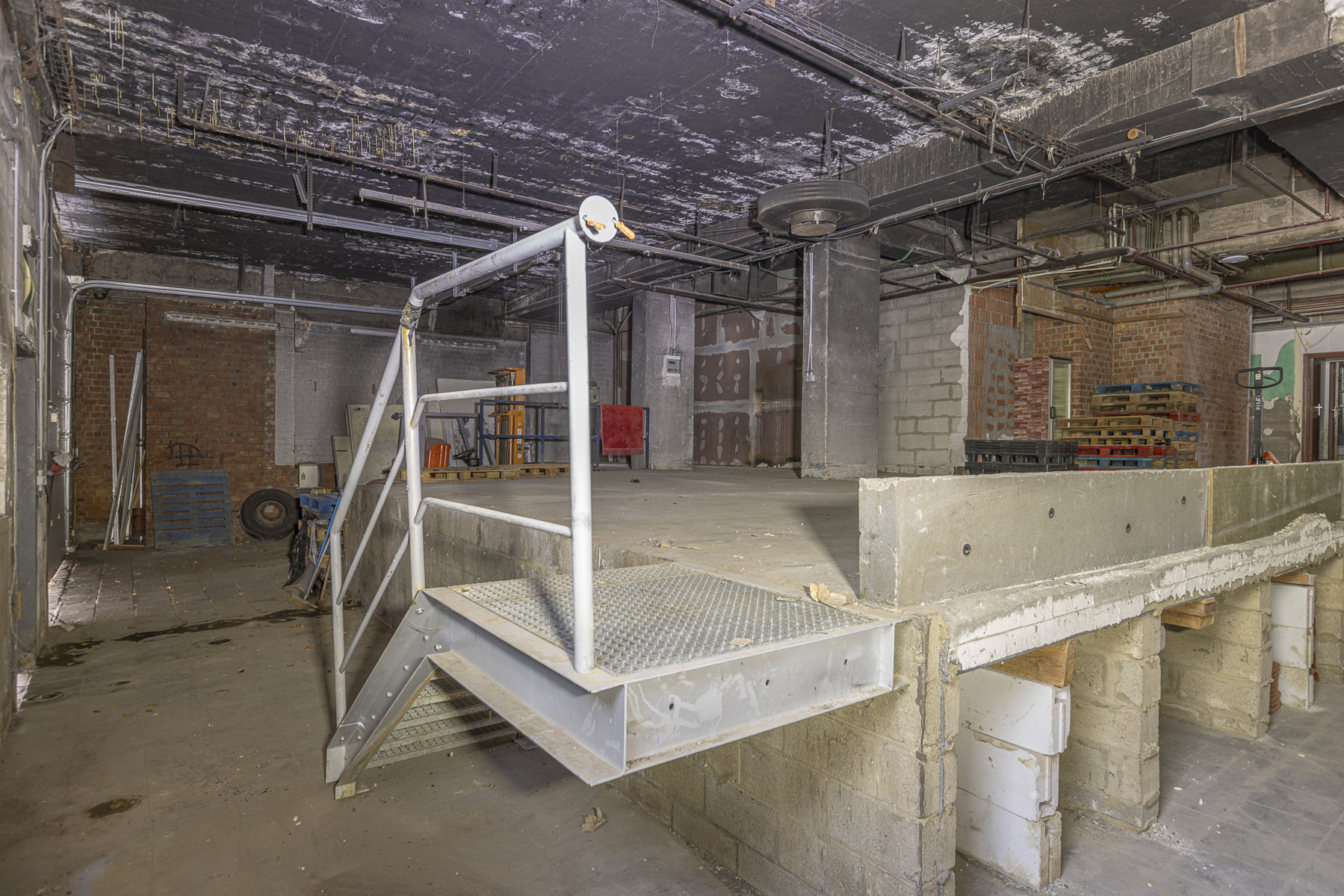 Strategisch gelegen opslagplaats/atelier met garagebox - foto 4