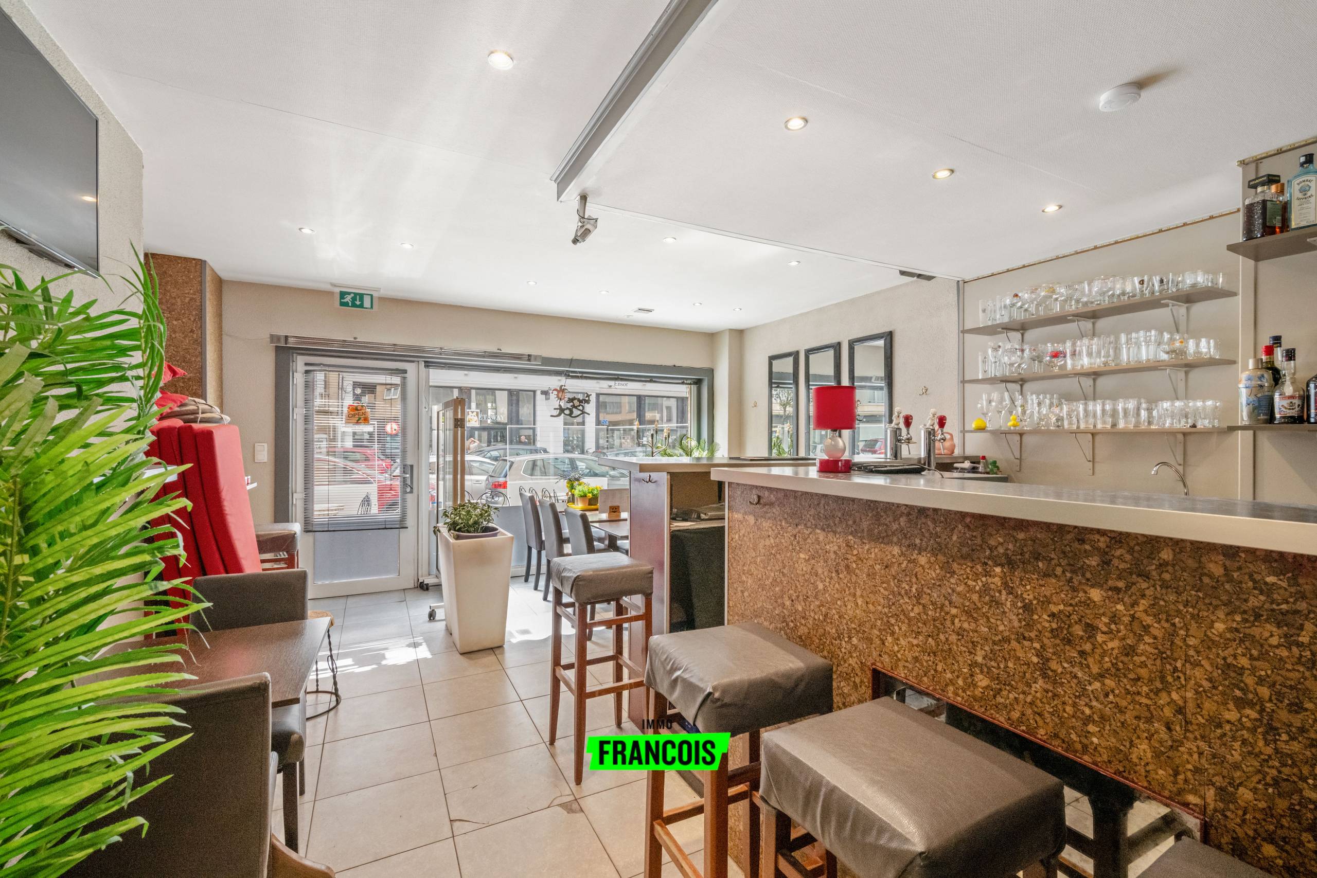 Handelszaak (op heden café) in centrum Oostende met groot terras - foto 4