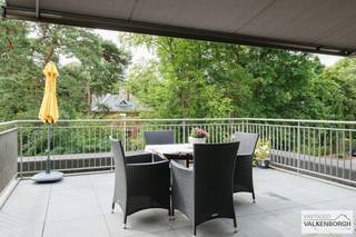 <span>CONTACT </span><br /><span>Jeroen Vandormael: jeroen@vastgoedvalkenborgh.be | 0498/05.76.72 <br /><br />In de residentie ‘Amideus’ bieden we u een unieke investeringskans aan: een instapklare penthouse-assistentiewoning met een ruim zonneterras, én een private parkeerplaats. Het appartement is verhuurd aan een zorgvuldige en stipte huurder die het appartement met de grootste zorg onderhoudt. <br /><br />Deze assistentiewoning is gelegen in de geliefde wijk Berkenbos, op wandelafstand van het Sint-Franciscuscollege, ontmoetingscentrum ‘Ons Huis’, het bekende winkelcentrum aan de Koolmijnlaan, het Sint-Franciscusziekenhuis en het openbaar vervoer. Een locatie waar rust, bereikbaarheid en levendigheid elkaar perfect aanvullen. <br /><br />Amideus is een stijlvolle residentie met 43 erkende assistentiewoningen, opgebouwd rond een charmante binnentuin, en biedt een waaier aan faciliteiten en dienstverlening. Van woonassistent tot noodoproepsysteem, van gemeenschappelijke ontmoetingsruimtes tot cafetaria — alles is aanwezig voor een comfortabel en veilig verblijf op maat van de bewoner. <br /><br />De gemeente Heusden-Zolder combineert een rijk mijnverleden met bruisende multiculturele dynamiek en uitgestrekte natuur. Dankzij de centrale ligging in West-Limburg en de nabijheid van de E314, E313 en het klaverblad in Lummen, is de bereikbaarheid optimaal. <br /><br />Een zorgeloze investering met stabiele huuropbrengst, in een moderne en goed georganiseerde residentie, op een plek waar generaties samenkomen. <br /><br />De informatiebrochure van residentie Amideus kan eenvoudig gedownload worden via onze website, bij het pand onder de rubriek ‘Downloads’. </span><br /><br />INDELING <br />Tweede verdieping (bereikbaar met trap of lift): <br />Inkomhal, lichtrijke woonkamer met open keuken en directe toegang tot het zonneterras (fraai uitzicht op groen, geen inkijk), comfortabele badkamer met lavabo, douche en toilet, ruime slaapkamer voorzien van ingebouwde maatkasten, praktische berging/wasplaats met extra opbergmogelijkheden. <br />Het grondplan van dit appartement is eenvoudig te downloaden via onze website, bij het pand onder de rubriek ‘Downloads’. <br />Verdieping -1: <br />Private, ondergrondse autostandplaats (verplicht mee aan te kopen). <br /><br />TROEVEN <br />- kwalitatieve en duurzame afwerking <br />- instapklaar en met uiterste zorg onderhouden <br />- lichtrijke, open ruimtes met aangename leefcomfort <br />- ruim en zonnig privéterras met uitzicht op groen <br />- prachtig aangelegde binnentuin als rustpunt en ontmoetingsplaats <br />- vaste, betrouwbare huurder die het appartement met zorg bewoont <br />- privatieve parkeerplaats inbegrepen <br />- tal van ingebouwde maatkasten, slim ingedeeld en op maat gemaakt <br />- uitstekende privacy en rust gegarandeerd <br />- levendige, maar rustige en respectvolle bewonersgemeenschap <br />- permanente assistentie en woonondersteuning op maat <br />- gezellige cafetaria en polyvalente ruimte met activiteitenaanbod <br />- goed onderhouden gemeenschappelijke delen met conciërgedienst <br />- ruime parkeermogelijkheden voor bezoekers aan het gebouw <br />- winkels, openbaar vervoer, ziekenhuis en diensten op wandelafstand <br />- gunstige EPC-score en energiezuinig karakter <br />- veilige en zorgvriendelijke woonomgeving <br />- centraal gelegen met vlotte bereikbaarheid <br /><br />BEKNOPT <br />Bewoonbare opp: 83 m² <br />EPC: 161kWh / (m² per jaar) – B Label <br />CV: aardgas <br />Jaar einde opbouw: 2012 <br />Maandelijkse huurprijs: 765 euro/maand (netto huur: kosten en verzekering voor huurder, geen KI te betalen wegens ouderenzorg) <br />Vraagprijs: 240.000 euro voor het appartement + 25.000 euro voor de ondergrondse autostandplaats (verplicht bij aan te kopen) <br /><br />Meer info: www.vastgoedvalkenborgh.be of via 0498/05.76.72