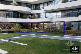 <strong>Echt Luxueus</strong> - Op het gelijkvloers van Residentie Zuidzicht aan de Blauwe Boulevard vinden we dit ruim en volledig instapklaar 2-slpk appartement.<br />Het geheel heeft een aangenaam en ruimtelijk gevoel door de grote ramen en een hoogwaardige afwerking met ondermeer een volledig geïnstalleerde keuken, parketvloeren, sfeerverlichting, <u><strong>een uitgebreid domotica-systeem, alarm, maatwerkkasten, elektrische screens</strong></u> en zoveel meer. Kortom, een luxueus appartement dat tevens rechtstreeks toegang geeft aan de mooi onderhouden binnentuin van deze residentie aan de Hasseltse stadsrand.<br /><br /><strong>Indeling</strong> - De indeling omvat de inkomhal, de leefruimte met open keuken, een bureel, berging/wasplaats, twee slaapkamers, de badkamer en een apart toilet. Zowel vanuit de leefruimte als vanuit de 2 slaapkamers kom je op het ruim en overdekt terras met een mooi zicht op de tuin en de kanaalkom.<br />Een luxueus geheel op een uiterst interessante locatie met optioneel nog 2 afsluitbare <strong><u>bergruimtes </u>( 7500 euro per stuk ) </strong> in de ondergrondse parkeergarage, een gezamenlijke fietsenstalling en optioneel maar liefst 2 <u><strong>garageboxen </strong></u>in de ondergrondse parkeergarage <strong>( 59.000 euro per stuk )</strong> .<br /><br /><strong>Zuidzicht</strong> - Residentieel appartementencomplex aan de Hasseltse kanaalkom en vlak bij het stadscentrum. Dankzij de prachtige architectuur en de locatie onderscheidt project Zuidzicht zich met glans en profileert zichzelf tot “the place to be”. Ook de omgeving onderging een metamorfose met de heraanleg van de blauwe boulevard, de vernieuwde jachthaven en project Quartier Bleu met diverse winkels en gezellige terrassen aan het water. Kortom, een gebied in volle ontwikkeling waar genieten en luxueus wonen centraal staat.<br /><br />Ons team laat je met veel plezier dit appartement zien !