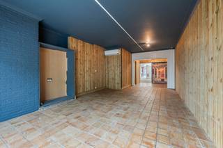 <strong>ENKEL BEZOEK MOGELIJK DOOR ONDERSTAANDE LINK VOLLEDIG EN CORRECT IN TE VULLEN:</strong><br />https://mijnhuurprofiel.be/property/280578d0-d482-4ae4-a032-01c51e9652f8<br /><br />In de <strong>Pater Segersstraat</strong> te <strong>Sint-Niklaas</strong> vind je dit veelzijdige <strong>handelspand</strong> dat perfect geschikt is voor een <strong>bakker, slager, traiteur of andere ambachtelijke activiteit</strong>. Dankzij de <strong>uitstekende ligging</strong> in een levendige buurt met veel passage en parkeergelegenheid in de directe omgeving, is dit de ideale locatie om jouw zaak te laten groeien.<br /><br />Het pand beschikt over een <strong>ruim en licht handelsgedeelte</strong> met grote vitrine, wat zorgt voor maximale zichtbaarheid en een uitnodigende uitstraling. Achteraan bevindt zich een <strong>praktische werkruimte of atelier</strong>, perfect voor productie of bereiding ter plaatse. Daarnaast zijn er <strong>extra opslagmogelijkheden en een koelcel aanwezig. </strong><br /><br />Of je nu een <strong>startende ondernemer</strong> bent of jouw bestaande zaak een nieuwe, strategische locatie wil geven, dit handelspand biedt <strong>alle troeven voor succes</strong>.<br />Onroerende voorheffing valt ten laste van de huurder.<br /><br />Onmiddellijk beschikbaar!<br /><br />Laat deze kans niet liggen, dit is <strong>de perfecte startplek voor jouw ambachtelijke zaak in Sint-Niklaas!</strong>