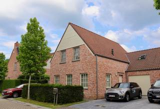 Deze magnifieke halfopen woning geniet van een uitstekende ligging, vlakbij de op- en afrit van de E40 en met een vlotte verbinding naar...