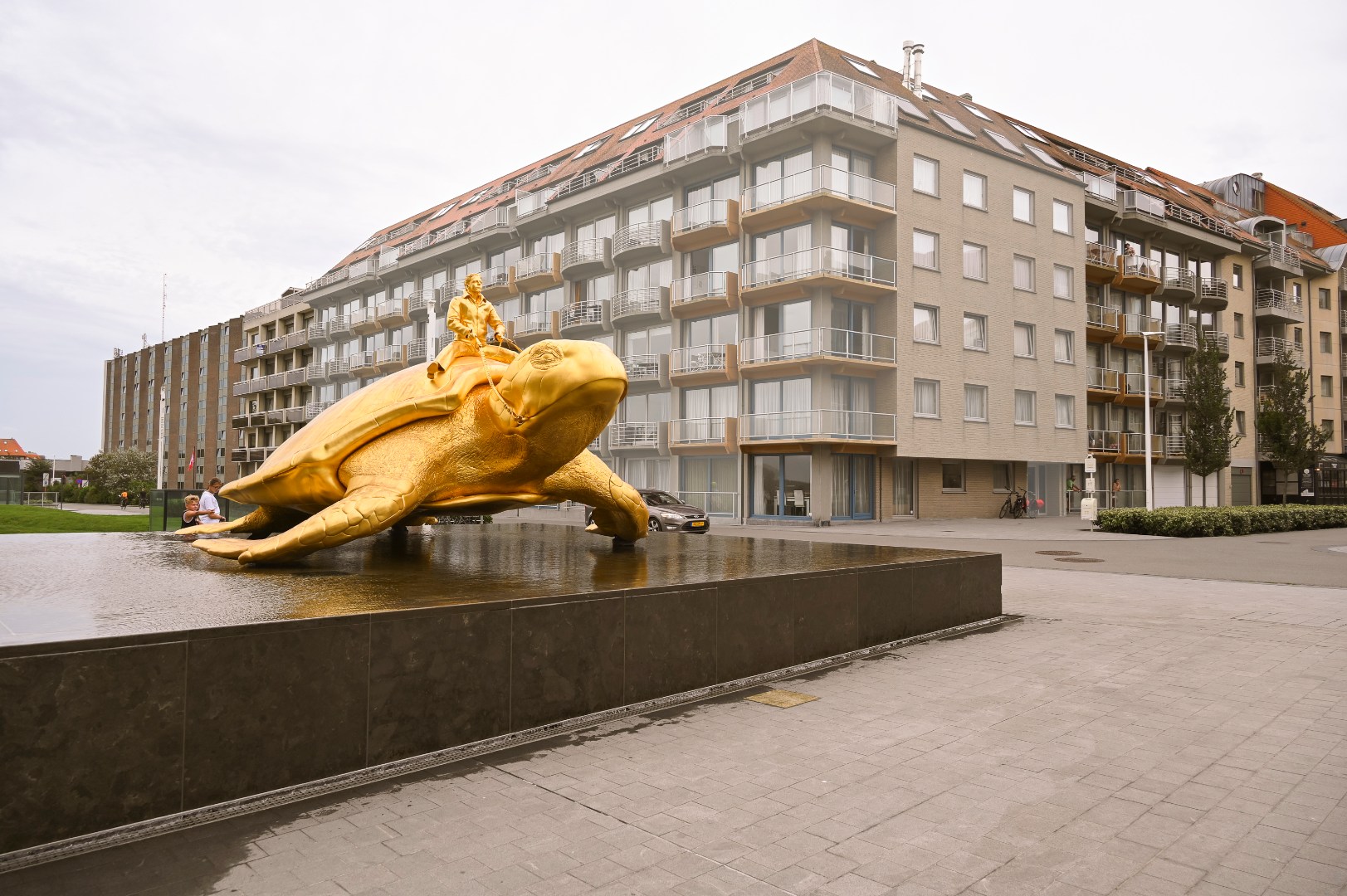 KNAP GELIJKVLOERS APPARTEMENT OP TOPLIGGING - foto 1