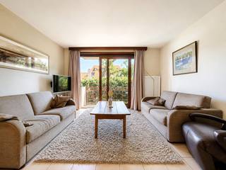 Op een rustige ligging in een kleinschalige residentie bevindt zich dit instapklare appartement, op korte wandelafstand van het strand, de winkels en het openbaar vervoer van Nieuwpoort-Bad.<br />Het appartement omvat een inkomhal met ingemaakte kasten en een apart toilet. De lichtrijke leefruimte met open keuken geeft uit op een aangenaam terras. Aansluitend aan de keuken bevindt zich een praktische berging. Verder beschikt het appartement over een ruime slaapkamer en een badkamer uitgerust met een ligbad en een enkele wastafel.<br />Als extra troeven beschikt het appartement over een private kelderberging en een autostaanplaats, <strong>inbegrepen</strong> in de prijs.<br />Ideaal als tweede verblijf, investering of vaste woonst aan zee.