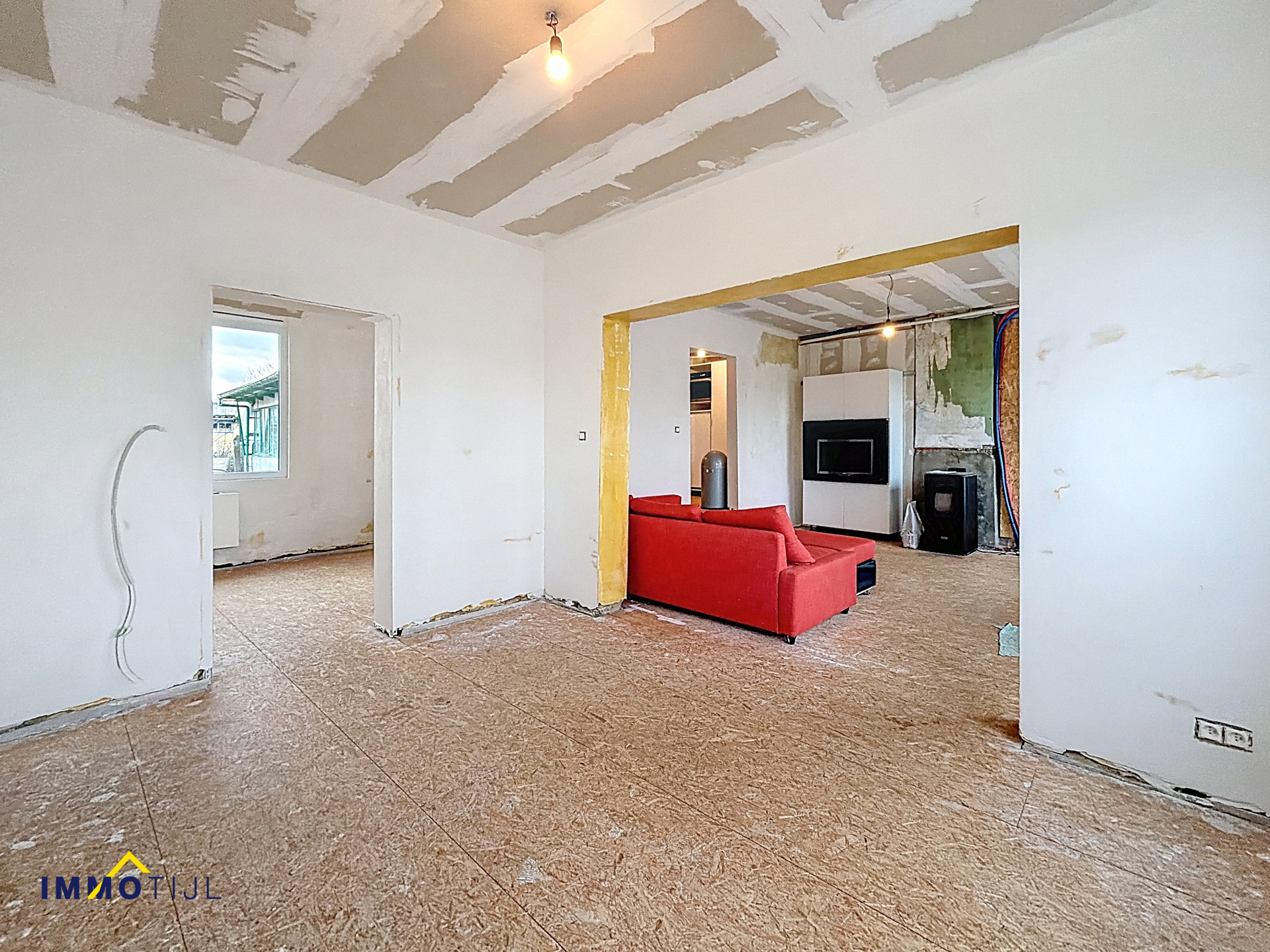 Halfopen bebouwing met garage en tuin in rustige straat! - foto 3