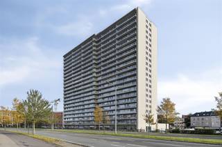 <p><span>Dit </span><span>lichtrijk appartement</span><span> te koop is gelegen op de 3de verdieping van residentie 't Hooghe Huys aan de Brederodestraat vlakbij </span><span>'t Zuid in Antwerpen.</span><span> Alle cafés, restaurants, supermarkten, winkels, mogelijkheden voor openbaar vervoer,... bevinden zich op enkele meters wandelen. De </span><span>bereikbaarheid </span><span>naar invalswegen (A12 en E19) is hier ook </span><span>subliem</span><span>.</span></p><p><span> </span></p><p><span>Het appartement heeft een oppervlakte van zo'n </span><span>100m²</span><span>, </span><span>3 volwaardige slaapkamers </span><span>en een </span><span>ruim terras</span><span>. Bovendien is er een </span><span>grote kelderberging </span><span>aanwezig, ideaal als opslagruimte! Parkeren is mogelijk op de dagparking of op de autostaanplaats die bij aangekocht kan worden.</span></p><p><span> </span></p><p><span>Indeling</span></p><p><span>- gelegen op de 3de verdieping</span></p><p><span>- inkomhal met ingemaakte kast</span></p><p><span>- woonkamer en eetkamer</span></p><p><span>- terras (17m²) met oost oriëntatie</span></p><p><span>- gesloten ingerichte keuken</span></p><p><span>- slaapkamer 1 (14m²)</span></p><p><span>- slaapkamer 2 (12m²)</span></p><p><span>- slaapkamer 3 (9,5m²)</span></p><p><span>- badkamer met bad, dubbele lavabo, bidet en toilet</span></p><p><span>- apart gastentoilet</span></p><p><span>- kelderberging</span></p><p><span>- autostaanplaats mogelijk bij aan te kopen voor 30.000 euro</span></p><p><span> </span></p><p><span>Algemeen gebouw</span></p><p><span>- lift aanwezig</span></p><p><span>- goed onderhouden gebouw</span></p><p><span>- gemeenschappelijke afvalberging en fietsenberging</span></p><p><span>- provisie 269,67 euro/maand (inclusief verwarming, water, onderhoud gemene delen,...) + 98,33 euro reservefonds</span></p><p><span> </span></p><p><span>Troeven</span></p><p><span>- centrale locatie in Antwerpen<br />- conforme elektriciteit</span></p><p><span>- verhuurd voor 1.008,38 euro/maand + onkosten</span></p><p><span> </span></p><p><span>Ben jij geïnteresseerd in dit appartement te koop in centrum Antwerpen, ben je op zoek naar ander vastgoed, een investering of wens je de waarde van jouw eigendom te kennen? Dan ben je bij BOLT immo aan het juiste adres! Wij helpen jou graag verder.</span></p><p><span> </span></p><p><span> </span></p>