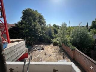 Driekamerappartement gelegen op het eerste verdiep met een ruim zonnige terras uitkijkend op het stadspark van Poperinge! Het appartement beschikt over een kwalitatief wooncomfort en is energiezuinig. Door elk appartement te voorzien van voldoende glaspartijen kan men genieten van veel lichtinval. Daarnaast wordt er veel belang gehecht aan zowel de thermische als akoestische isolatie, zo is het appartement voorzien van:- een individuele warmtepomp met koelfunctie (airco) - zonnepanelen- driedubbele beglazing De keuken en badkamer kunnen naar eigen wens bij een leverancier gekozen worden. De afwerking van het appartement is dus volledig op maat. De aankoop van een garage/autostaanplaats is ook nog mogelijk!Kiezen voor Parkzicht III is kiezen voor een tijdloze architectuur én dit op wandelafstand van alle winkels, het stadspark en de Grote Markt van Poperinge.Contacteer Charlotte Druant op 0474969298 of mail naar charlotte.druant@dewaele.com voor meer informatie over deze residentie.