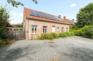<h3><span>Maison familiale moderne sur un terrain de 6 900 m² avec des installations pour chevaux</span></h3><p><span>Vous recherchez une maison prête à emménager alliant à la perfection confort de vie contemporain, efficacité énergétique et cadre champêtre ? Alors cette maison récente, construite en </span><span>2011</span><span> à Heist-op-den-Berg, mérite sans aucun doute une visite.</span></p><p><span>Située sur un terrain de pas moins </span><span>de 6 900 m²,</span><span> elle vous offre une combinaison exceptionnelle d’espace, d’intimité et de fonctionnalité. Cette propriété est idéale pour les amateurs de chevaux, les familles ou toute personne à la recherche d’un cadre de vie confortable dans un environnement verdoyant.</span></p><p><span>Dès l’entrée, on remarque immédiatement la spacieuse cuisine ouverte sur le salon. Grâce à ses grandes baies vitrées, cette pièce est baignée de lumière naturelle toute la journée et constitue le cœur battant de la maison. Elle donne directement sur l’agréable salon-salle à manger, également équipé d’un système de climatisation pour garantir un climat intérieur agréable en toute saison.</span></p><p><span>La maison dispose de plusieurs chambres spacieuses, toutes équipées de leur propre système de climatisation. Ainsi, chaque membre de la famille bénéficie d’un confort optimal, tant pendant les chaudes journées d’été que pendant les entre-saisons. La salle de bains est entièrement équipée et dispose à la fois d’une baignoire et d’une douche séparée.</span></p><p><span>Sur le plan énergétique également, cette maison obtient d’excellents résultats. Grâce au </span><span>label EPC A</span>,<span> vous avez la garantie d’une maison particulièrement économe en énergie, avec de faibles coûts énergétiques, et d’un investissement tourné vers l’avenir.</span></p><p><span>À l’extérieur, le terrain offre de nombreuses possibilités. Pour les amateurs de chevaux, cette propriété est une véritable aubaine grâce à la présence d’écuries et d’un abri spacieux. Les terrains environnants offrent suffisamment d’espace pour des pâturages et des activités de loisirs. La propriété est accessible par un chemin de servitude, ce qui garantit un emplacement calme et champêtre offrant une grande intimité.</span></p><h3><span>Atouts :</span></h3><ul><li><span>Maison récente (année de construction : 2011) </span></li><li><span>Excellent </span><span>label</span> EPC<span>A</span><span> </span></li><li><span>Terrain d’environ 6 900 m² </span></li><li><span>Cuisine spacieuse et lumineuse </span></li><li><span>Salon et salle à manger conviviaux attenants à la cuisine </span></li><li><span>Climatisation dans le salon et dans toutes les chambres </span></li><li><span>Salle de bains avec baignoire et douche séparée </span></li><li><span>Écuries et abri pour chevaux disponibles </span></li><li><span>Idéal pour les amateurs de chevaux </span></li><li><span>Situation calme et champêtre à Heist-op-den-Berg </span></li><li><span>Accessible par un chemin de servitude pour plus d'intimité </span></li></ul><p><span>Cette propriété allie le confort de vie contemporain à un terrain exceptionnel et à d'excellentes installations pour les passionnés de chevaux. Une opportunité unique pour ceux qui souhaitent vivre dans une maison économe en énergie, au calme, sans pour autant renoncer au confort ni à l'accessibilité.</span></p>