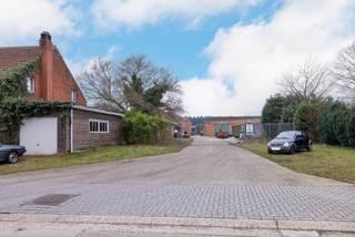 Kantoorgebouw/bureel van 229m2 met ruime parkingcommercieel gelijkvloers, bestaande uit verschillende kantoren, een keuken en een ruime zolder...