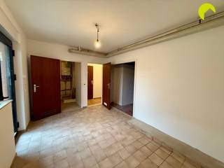 Gelegen in een rustige en aangename straat te Mortsel, vinden we deze ruime woning met garage, tuin en praktische indeling. Indeling:Gelegen in een...