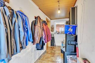 <p>In een rustige straat in <strong>Lede</strong> vinden we deze <strong>te renoveren</strong> woning met <strong>3 slaapkamers</strong> en een <strong>garage</strong>. Via de inkomhal komen we in de <strong>ruime leefruimte</strong> terecht. Via de leefruimte is er directe toegang tot de keuken. Op het <strong>gelijkvloers</strong> vinden we ook nog de badkamer terug, die voorzien is van een <strong>ligbad</strong>. Via de keuken kunnen we ook het <strong>terras</strong> betreden. Via een vaste trap betreden we de <strong>eerste verdieping,</strong> waar we <strong>3 volwaardige slaapkamers</strong> terugvinden. Via een uittrekbare trap vinden we de <strong>zolder</strong> terug, die kan dienen als <strong>stockageruimte</strong>. Verder is er nog een <strong>ruime garage</strong> voorzien. Het <strong>dak</strong> werd <strong>vernieuwd in 2024</strong>. <strong>Rustige ligging - Dak vernieuwd - Garage</strong></p><p></p><p>De verkoper behoudt zich het recht voor om elk bod, ongeacht de hoogte ervan, te aanvaarden of te weigeren.</p>