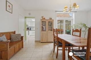 Op een absolute topligging in het centrum van Diksmuide, pal aan het stadspark en op wandelafstand van de Grote Markt, bevindt zich deze instapklare woning. Hier geniet u van een rustige omgeving, terwijl winkels, horeca, scholen en openbaar vervoer zich op enkele stappen bevinden.<br /><br />De woning beschikt over een lichtrijke leefruimte met aansluitend een ingerichte functionele keuken en een praktische berging die extra opbergruimte biedt.<br /><br />Momenteel zijn er 2 volwaardige slaapkamers aanwezig, met de mogelijkheid om eenvoudig een derde slaapkamer te creëren – ideaal voor een gezin, thuiswerk of hobbyruimte.<br /><br />De badkamer is uitgerust met een dubbele lavabo, douche en beschikt over alle nodige voorzieningen.<br /><br />De woning beschikt over een gezellige koer én een aangenaam dakterras waar u in alle rust kan genieten van de buitenlucht.<br /><br />Dankzij de centrale ligging, de instapklare staat, de buitenruimtes en de uitbreidingsmogelijkheden is dit een ideale eigendom voor zowel eigen bewoning als investering.<br /><br />Ramen vernieuwd in 2024!<br /><br />Interesse? Maak dan nu je afspraak voor een bezoek ter plaatse<br /><br />De vermelde prijs is een richtprijs, elk bod wordt voorgelegd aan de eigenaar die zich het recht voorbehoudt om dit te aanvaarden of te weigeren.<br /><br />Neem voorsprong met een vrijblijvende en gratis schatting van uw eigendom via:<br />http://www.residentievastgoed.be/gratisonlineschatten<br /><br />EPC: 413 kWh/m² (Ref. NI22979)