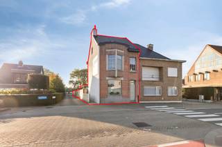 <p><span>Ben je op zoek naar een <strong>charmante woning met karakter,</strong> veel ruimte en een fijne tuin? Dan is deze halfopen woning aan de Hoogboomsteenweg 163 in Kapellen absoluut het ontdekken waard.</span></p>
<p><span>De woning dateert uit de jaren '30 en werd in <strong>2023 grotendeels gerenoveerd.</strong> Daarbij bleef de authentieke uitstraling van de woning behouden, terwijl er tegelijkertijd flink werd geïnvesteerd in comfort en energiezuinigheid. Met een bewoonbare oppervlakte van ca. 175 m² is er bovendien verrassend veel ruimte voor een gezin, thuiswerkplek of praktijk aan huis.</span></p>
<p><span>Bij binnenkomst kom je in de inkomhal, die toegang geeft tot de leefruimte, keuken en kelder. De gezellige leefruimte is afgewerkt met parket en beschikt over een open haard.</span></p>
<p><span>De verzorgde keuken uit 2011 is voorzien van een granieten werkblad, vitrokeramische kookplaat, dubbele spoelbak, koelkast, vaatwasser en combi-oven. Aansluitend bevindt zich op het gelijkvloers een badkamer met ruim ligbad, toilet en lavabomeubel. </span></p>
<p><span>Een bijzondere troef bevindt zich achteraan de woning. Via een aparte toegang bereik je een extra slaapkamer die ook uitstekend gebruikt kan worden als praktijkruimte, kantoor of ruimte voor een inwonend gezinslid. Deze ruimte beschikt over een eigen badkamer met douche, lavabo en toilet en een kleine wasplaats. Hierdoor kun je wonen en werken heel eenvoudig van elkaar scheiden.</span></p>
<p><span>Op de eerste verdieping bevinden zich 2 volwaardige slaapkamers. Daarnaast is er een kleinere kamer, momenteel zonder deur, die gebruikt kan worden als bijvoorbeeld bureau, kinder- of logeerkamer. Op deze verdieping is tevens een apart toilet aanwezig. Een verdieping hoger vind je nog een ruime slaapkamer en een praktische berging waarin ook de cv-ketel is ondergebracht. </span><span></span><span>Ook buiten heeft deze woning veel te bieden. De fraai aangelegde achtertuin is zuidoost georiënteerd en bestaat uit een combinatie van gazon en verharding. Direct aan de woning bevindt zich een terras dat gedeeltelijk overdekt is.</span></p>
<p><span>Achteraan staat een aparte garage met aansluitende tuinkamer. De tuinkamer is mooi afgewerkt en beschikt over een glazen pui, waardoor hier een heerlijke extra plek is gecreëerd om van de tuin te genieten. Er is parkeergelegenheid voor één wagen achter de woning en één wagen in de garage. De garage is bereikbaar via een servitudeweg. </span></p>
<p><span>Ook op energetisch vlak scoort de woning goed. Ze beschikt over EPC-label B met een energiescore van 172 kWh/m². Er zijn 12 zonnepanelen met thuisbatterij aanwezig. De woning heeft volledig dubbele beglazing, muur- en dakisolatie en het dak werd in 2023 vernieuwd. De verwarming gebeurt op gas via een HR-ketel uit 2023, waarbij de radiatoren afzonderlijk regelbaar zijn via een slimme thermostaat. </span></p>
<p><span>Kortom: een charmante en grotendeels gerenoveerde woning die authentieke elementen combineert met hedendaags wooncomfort. Dankzij de 4 slaapkamers, extra multifunctionele kamer, 2 badkamers, energiezuinige voorzieningen, garage en verzorgde tuin biedt deze woning bijzonder veel mogelijkheden.</span></p>
<p><span>Een fijne gezinswoning met karakter, ruimte en een verrassend veelzijdige indeling, gelegen in Kapellen.</span></p>
<p><strong></strong></p>
<p><strong>Meer informatie? </strong></p>
<p><strong>www.hoogboomsteenweg163.be</strong></p>
<p><br /><strong>Bezoekmoment 18 oktober tussen 10u en 12u op afspraak via mail of telefoon.</strong><br /><strong>Timmy Janssens</strong><br /><strong>0479690629</strong><br /><strong>janssens--timmy@hotmail.com</strong></p>