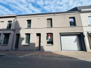 e=&quot;font-size: 12pt;&quot;&gt;<span><span>Wervik - Ruime woning met 4 slaapkamers en garage.<br /><br />Vlakbij het centrum van Wervik bevindt zich deze ruime woning met grote raampartijen en veel natuurlijk licht. Er zijn 4 ruime kamers met de mogelijkheid tot 5 of zelfs 6 slaapkamers. De open leefruimte die naadloos overloopt in de volledig uitgeruste keuken die uitkijkt op de net onderhouden stadstuin heeft een mooi gevoel naar ruimte en rust. De garage, tuinhuis en ruime technische ruimte/berging zorgen ervoor dat u steeds voldoende plaats hebt voor stockage. Bent u op zoek naar een volledig afgewerkte woning vlakbij het centrum van Wervik? Neem dan zeker contact op!<br /><br />Indeling<br /><br />Gelijkvloers:<br />• Inkom, toilet, vestiaire, bureauruimte/slaapkamer, open leefruimte met aansluitend de keuken, ruime berging/technische ruimte, garage<br />1e verdiep:<br />• 3 slaapkamers, badkamer, afzonderlijk toilet<br />2e verdiep:<br />• Bad, toilet en zolderruimte<br />Troeven:<br />• Ingebouwde garage<br />• 4 slaapkamers/ 6 mogelijk<br />• Onderhouden stadstuin<br />• Veel natuurlijk licht<br />• Instapklaar<br />werken gedaan in 2025: plat dak vernieuwd , geschilderd, boiler vernieuwd<br /><br /><br /><br />Dit is een vanafprijs.</span></span>