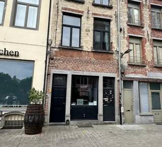 Deze handelsgelijkvloers is gelegen vlakbij de Kaaien en voetgangerstunnel. De winkel is +/- 90m² met een koer van +/- 27m².<br />Vlakbij "Cafe Beveren", "De Negen Vaten", "Hotel 't Sandt" e.a.