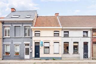WELKOM IN DIT CHARMANTE HUIS IN RONSEOntdek dit aantrekkelijk woonhuis gelegen in het hart van Ronse, een perfecte keuze voor wie op zoek is naar een gezellige en functionele thuisbasis. Met een totale bewoonbare oppervlakte van 121 m² biedt dit pand alles wat u nodig heeft voor een comfortabel woonleven.INDELING EN RUIMTENDit huis beschikt over twee slaapkamers die volop mogelijkheden bieden voor gezinnen of als kantoor- en gastenkamer. Een compacte badkamer voorzien van een bad, douche en twee wastafels zorgt voor optimaal comfort en gemak voor alle bewoners. De woonruimten zijn goed verdeeld en creëren een natuurlijke flow door het huis.KEUKEN EN LEEFRUIMTEDe nieuwe keuken is uitgerust met moderne kasten in een frisse groen-witte kleur en beschikt over natuurlijke houten werkbladen. Met een volledig ingebouwde oven, gasfornuis en voldoende opbergruimte is deze keuken een absolute blikvanger. De tegelvloer met authentiek patroon voegt karakter toe aan deze ruimte. De aangrenzende woonkamer nodigt uit tot gezelligheid met veel daglicht.LICHT EN LUCHTDit pand kenmerkt zich door veel natuurlijk licht dankzij goed geplaatste ramen en grote glazen deuren. Een groot glazen plafond in de keuken zorgt voor extra helderheid en een open, aangename atmosfeer.EXTRA RUIMTENHet huis beschikt over een ruime zolder met dakvensters, perfect voor extra opbergruimte of toekomstige renovatie tot extra bewoonbare ruimte. Een afgesloten achtertuin met houten schutting biedt privacy en is ideaal voor ontspanning of aanpassingen naar wens.LIGGING EN CHARMEGelegen in een rustige buurt van Ronse, combineert dit huis traditionele Vlaamse karakteristieken met moderne comfort. De voorgevel in witte gestuukte voorkant geeft het een klassieke uitstraling, terwijl het interieur een mix biedt van vintage en hedendaagse elementen.Dit woonhuis is een geweldige gelegenheid voor starters, kleine gezinnen of wie zoekt naar een authentieke woonruimte met potentieel. Laat u verleiden door de warmte en gezelligheid die dit huis uitstraalt.Dé ideale starterswoning én een interessante investeringsopportuniteit! De woning werd verhuurd aan € 730 per maand.Interesse? Bezoek na afspraak met Immo Beguin, jouw vastgoedexpert sinds 2009.✉️ info@immobeguin.be