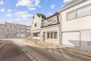 <h2>KARAKTERVOL HOEKPAND MET HANDELSRUIMTE EN RUIME GEZINSWONING</h2><p>Deze goed gelegen hoekwoning bevindt zich in de <strong>kern van Rumst</strong> en combineert een ruime gezinswoning met een afzonderlijke handels- of praktijkruimte. Dankzij de aparte toegangen is het pand bijzonder geschikt voor wie <strong>wonen en werken wil combineren</strong>, maar ook voor een zelfstandige activiteit, praktijk of investering.</p><h3>Handelsruimte – ca. 52 m²</h3><p>De voormalige handelsruimte, momenteel verhuurd en in gebruik als <strong>schoonheidssalon</strong>, beschikt over een oppervlakte van ongeveer <strong>52 m²</strong> en een <strong>volledig afzonderlijke inkom</strong>. Hierdoor kan de commerciële ruimte onafhankelijk van de woning worden gebruikt.</p><p> </p><p>De woning beschikt eveneens over een <strong>afzonderlijke inkom</strong> en omvat op het gelijkvloers een aangename leefruimte. De woonkamer staat rechtstreeks in verbinding met de eetkamer en sluit aan op de <strong>vernieuwde, afzonderlijke keuken</strong>.</p><p>Verder bevindt zich op het gelijkvloers een ruime badkamer, uitgerust met <strong>toilet, douche en lavabo</strong>, die doorheen de jaren werd vernieuwd. Er is bovendien voldoende ruimte om eventueel nog een <strong>bad te plaatsen</strong>.</p><p>Aansluitend aan de keuken vinden we een praktische <strong>bijberging/wasberging</strong>, met rechtstreekse toegang tot de <strong>koer/het terras</strong>.</p><p> </p><p>De verdieping biedt een verrassend ruime indeling en omvat momenteel:</p><ul><li><p><strong>3 slaapkamers</strong></p></li><li><p><strong>Dressingkamer</strong>, die eventueel als 4de slaapkamer kan worden ingericht</p></li><li><p>Centrale ruimte met mogelijkheid tot inrichting van een <strong>extra badkamer met toilet en lavabo</strong></p></li><li><p>Afzonderlijke bergruimte/zoldergedeelte</p></li></ul><p>De woning is <strong>instapklaar</strong> en biedt dankzij de ruime indeling nog verschillende mogelijkheden om ze verder af te stemmen op de noden van een gezin.</p><p><br />De woning is zeer centraal gelegen in Rumst, op wandelafstand van diverse voorzieningen. Het nabijgelegen <strong>park, basketbalplein en de speeltuin</strong> vormen een bijzondere troef voor gezinnen met kinderen.</p><p>Daarnaast zijn er in de onmiddellijke omgeving voldoende <strong>parkeermogelijkheden en allerhande dagelijkse voorzieningen</strong>.</p><h3>Extra troef – gevelwerken voorzien</h3><p>De geplande <strong>gevelwerken, waaronder de aanpassing van het houtwerk</strong>, worden voorzien tegen <strong>10/2026</strong>. Deze werken zullen nog <strong>volledig door de verkoper worden bekostigd</strong>.</p><h3>RICHTPRIJS: € 379.000<br />Elektriciteit conform AREI<br />Beschikbaar bij akte</h3>