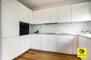 <p><span>Appartement de 3 chambres à coucher avec terrasse, prêt à être emménagé, dans un emplacement de premier choix</span><span><br />Ce bel appartement a été rénové avec beaucoup de goût et de qualité au fil des ans. Situé au</span><span><sup>2ème</sup></span><span> étage d'un petit immeuble bien entretenu avec ascenseur, il bénéficie d'une belle lumière naturelle et de vues sur Lark Park. L'appartement bénéficie d'un excellent EPC, d'une électricité conforme, d'une sécurité contre l'amiante et est également disponible immédiatement, idéal pour une occupation par le propriétaire mais aussi un excellent investissement ! Grâce à cet emplacement de choix, vous bénéficiez non seulement de la proximité de la vie urbaine animée, mais aussi de quelques oasis de verdure et de tranquillité dans les environs immédiats. Commerces, écoles, restaurants, hôpitaux, transports publics, pistes cyclables et voies d'accès ne sont qu'à un jet de pierre. <br /><br />Ce charmant appartement se compose comme suit:</span><span><br /><br />Hall d'entrée</span><span>, espace de vie & cuisine :</span></p><p><span>Le hall d'entrée est équipé d'un interphone, d'un vestiaire aménagé, d'un garde-manger, de spots encastrés et d'un éclairage mural. Le vaste espace de vie est inondé de lumière naturelle, faisant entrer la beauté de la nature dans l'appartement, pour ainsi dire. Les hauts plafonds, le mur d'accentuation en ardoise ainsi que les nombreux spots LED encastrés élèvent l'appartement à un niveau supérieur. La cuisine ouverte, avec son îlot et son coin salon, est parfaitement intégrée à l'espace de vie. Elle offre un grand espace de travail et de rangement et est équipée d'appareils électroménagers de haute qualité (plaque vitrocéramique, hotte, four, micro-ondes et lave-vaisselle).<br /><br />Chambres</span><span>, salle de bains & toilet:</span><span><br />A l'arrière du bâtiment, encore plus calme, vous trouverez 2 chambres spacieuses d'environ 11,5 et 17,5 m². Toutes deux disposent d'un éclairage intégré et l'une d'entre elles a un accès direct à la terrasse. La troisième chambre se trouve à l'avant du bâtiment, mais l'espace se prête aussi parfaitement comme bureau, chambre d'amis, salle de jeux, salle de loisirs,... Si vous le souhaitez, l'espace de vie peut être agrandi en ajoutant cette pièce. La salle de bains rustique comprend une combinaison baignoire/douche (pluie), un lavabo avec armoire de toilette, une ventilation mécanique, des spots encastrés, un radiateur sèche-serviettes et un raccordement pour le lave-linge/sèche-linge. Les toilettes avec unité murale facile à entretenir et ventilation mécanique sont séparées.<br /><br />Terrasse</span><span> & sous-sol:</span><span><br />Par la chambre à coucher de taille moyenne, vous accédez à la terrasse orientée sud-est. Idéale pour votre café du matin, un bon déjeuner ou un apéritif pétillant bien mérité en rentrant d'une journée bien remplie. En outre, l'appartement se trouve à deux pas du Lark Park, du Middelheim Park, du Nachtegaal Park et du Park den brandt. Une salle de stockage spacieuse, sèche et privée au sous-sol est incluse dans le prix.</span></p><p><span><br />Extra</span><span>atouts :</span></p><p><span>- Mobiscore 8.9/10</span></p><p><span>- EPC B/144<br />- Vitrage HR 2013 </span></p><p><span>- Conforme aux normes d'électricité</span></p><p><span>- Sans amiante</span></p><p><span>- 100m² (cfr. EPC)</span></p><p><span>- Prêt à emménager et disponible immédiatement</span></p><p><span> </span></p>