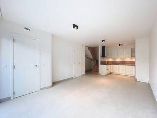 Ce duplex trois chambres + bureau situé dans le projet Mench offre une configuration idéale entre appartement et maison, avec des volumes généreux et un espace extérieur privatif. Installé dans un environnement calme avec jardin commun, le projet bénéficie d’une situation stratégique à proximité des transports, commerces et axes principaux. <br />Le niveau principal propose un séjour lumineux avec cuisine ouverte entièrement équipée, donnant accès à un extérieur. Un WC invités et une buanderie complètent ce niveau.<br />À l’étage, vous trouverez trois chambres, deux salles d’eau modernes ainsi qu’un espace bureau, dressing ou chambre enfant. Un bien parfait pour une famille ou des colocataires recherchant espace et modernité.<br />Les finitions contemporaines garantissent un confort optimal au quotidien : excellente performance énergétique avec un PEB A, pompe à chaleur, panneaux, système double flux, chauffage au sol, matériaux de qualité et finitions soignées. Faibles provisions. Libre immédiatement. Possibilité de louer un emplacement de parking en supplément (avec ou sans borne de recharge). Mesures données à titre indicatif.<br /><br /><span>Composition</span> :<br /><br />RDC<br />
<ul>
<li>Hall d'entrée</li>
<li>Bureau</li>
<li>Chambre 1</li>
<li>Salle de bains</li>
<li>WC</li>
<li>Salle de douche</li>
<li>2 chambres</li>
</ul>
<ul></ul>
REZ-DE-JARDIN<br />
<ul>
<li>Séjour avec cuisine fullé équipée</li>
<li>Buanderie</li>
<li>WC</li>
<li>Terrasse + jardin</li>
</ul>