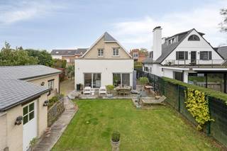 Welkom bij deze prachtige villa gelegen in het hart van Wemmel! Deze volledig gerenoveerde woning uit 2016 zal zeker indruk maken met zijn gezellige interieur en charmante uitstralingBij binnenkomst wordt u verwelkomd in de inkomhal met ingebouwde vestiaire en wc. De leefruimte is voorzien van een zithoek en eetkamer; een cassette haard op hout zorgt voor extra sfeer en gezelligheid. De open keuken is volledig uitgerust en beschikt over een berging. Via de leefruimte en de keuken heeft u toegang tot de mooie tuin met groot houten terras. Op de bovenverdieping zijn er 2 slaapkamers, waarvan één met een prachtige dressing. Er is ook een derde kamer van 7m² en een badkamer met bad en douche. De zolder en kelder bieden extra opslagruimte.De villa beschikt over een grote garage die dienst kan doen als atelier en er zijn nog 4 parkeerplaatsen op de oprit. De woning is ook voorzien van een alarm en de elektriciteit is conform.Wemmel is een zeer gewilde locatie met gemakkelijke toegang tot het centrum van Brussel en de internationale luchthaven van Zaventem. Deze villa biedt een perfecte combinatie van comfort en stijl, en is klaar om uw nieuwe thuis te worden. Aarzel niet en plan een bezoek vandaag nog via 02 460 80 46 of info@strutura.be