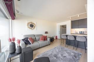 Deze <strong>ruime en lichtrijke studio met terras</strong> bevindt zich op de <strong>vijfde verdieping van Residentie Brisbane II (Zeedijk 260B)</strong> in Middelkerke, recht <strong>op de Zeedijk</strong>. Dankzij deze <strong>centrale</strong> <strong>ligging</strong> geniet u van een vlotte bereikbaarheid en bevindt u zich <strong>op wandelafstand van het strand, het casino, winkels, horeca en openbaar vervoer.</strong><br /><br />De studio is <strong>praktisch</strong> <strong>ingedeeld</strong> en beschikt bovendien over <strong>twee privatieve kelderbergingen</strong>, wat een <strong>extra troef is voor opslag aan zee</strong>.<br /><br />Indeling:
<ul>
	<li>Lichtrijke leefruimte met grote raampartijen en opklapbed</li>
	<li>Moderne open keuken</li>
	<li>Badkamer met ligbad en douchemogelijkheid, toilet en lavabo</li>
	<li>Aparte slaaphoek met twee uitklapbedden</li>
	<li>Terras met frontaal zeezicht</li>
</ul>
<br />Daarnaast beschikt het gebouw over een gemeenschappelijke fietsenberging en een afvallokaal.<br /><br />Troeven:
<ul>
	<li>Terras met frontaal zeezicht</li>
	<li>Ligging op de Zeedijk</li>
	<li>EPC B (energiezuinig)</li>
	<li>2 privatieve kelderbergingen</li>
	<li>Volledig gemeubeld en instapklaar</li>
	<li>Parkeermogelijkheden in de directe omgeving</li>
</ul>
In de residentie werden reeds <strong>belangrijke renovatiewerken uitgevoerd</strong>, waaronder de <strong>vernieuwing van het dak</strong>.<br />Daarnaast staat er een <strong>gevelrenovatie van de voor- en achtergevel gepland</strong> waarbij ook de <strong>balustrades en terrassen</strong> (worden breder gemaakt) <strong>worden</strong> <strong>aangepakt</strong>. De kosten voor deze werken werden <u><strong>door de huidige eigenaar</strong></u>, op basis van de verwachte raming, <u><strong>reeds grotendeels betaald.</strong></u><br /><br />Last but not least: dit pand <strong>voldoet aan de vereisten voor seizoensverhuur</strong>, met een brandveiligheidsattest en registratie bij Toerisme Vlaanderen.<br /><br />Bent u op zoek naar een <strong>centrale studio aan zee</strong>, ideaal als <strong>tweede verblijf of investering</strong>? Contacteer ons vandaag nog voor een bezoek ter plaatse en ontdek zelf het potentieel van deze eigendom.