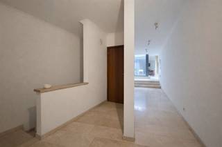 INVESTERINGSPAND MET HANDELSRUIMTE, GELIJKVLOERS APPARTEMENT EN 3 STUDIOSTOPLIGGING VENNESTRAAT, GENKOp een commerciële toplocatie in de Vennestraat...