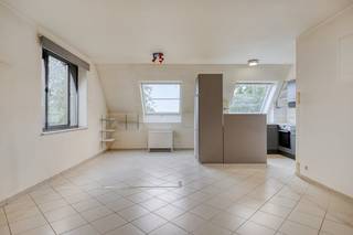 Appartement lumineux à vendre à Sint-Andries. Cet appartement à rafraîchir bénéficie d'une très bonne accessibilité grâce à sa proximité avec l'autoroute. Toutes les commodités nécessaires sont accessibles à pied (commerces, transports en commun, écoles,...). Disposition (71 m²) : - Espace de vie et cuisine lumineux- Chambre spacieuse pouvant accueillir un lit double et un placard- Toilette- Salle de bain avec baignoire et lavabo- Buanderie/débarrasSupplémentaire :- Rangement au sous-sol