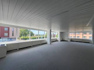 <p>Deze professionele kantoorruimte is voorzien van hoogwaardige technische afwerkingen, waaronder een verlaagd plafond, ingebouwde verlichting en ingebouwde airconditioning. Sanitaire voorzieningen zijn beschikbaar in de gemeenschappelijke delen, samen met apart douches voor heren en dames.</p>
<p>Het gebouw beschikt over een interfoon, lift, en zowel buiten- als binnenparking.</p>
<p>De grotere oppervlaktes zijn deelbaar vanaf 133m², wat flexibiliteit biedt voor huurders met verschillende ruimtebehoeften.</p>
<p><strong>Ligging:</strong> Gunstig gelegen nabij een bushalte en tramhalte, met snelle toegang tot de E40. Ook een supermarkt en fitnesscentrum zijn in de buurt, wat de praktische ligging nog versterkt.</p>