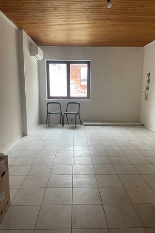 Deze studio is gelegen op de eerste verdieping in een gebouw zonder lift en bevindt zich in een rustige straat op slechts 10 min van E40 en...